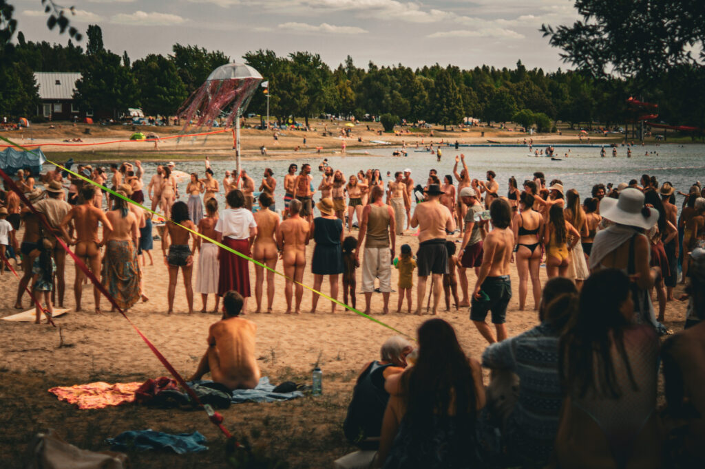 Cat & Cow Family Strand