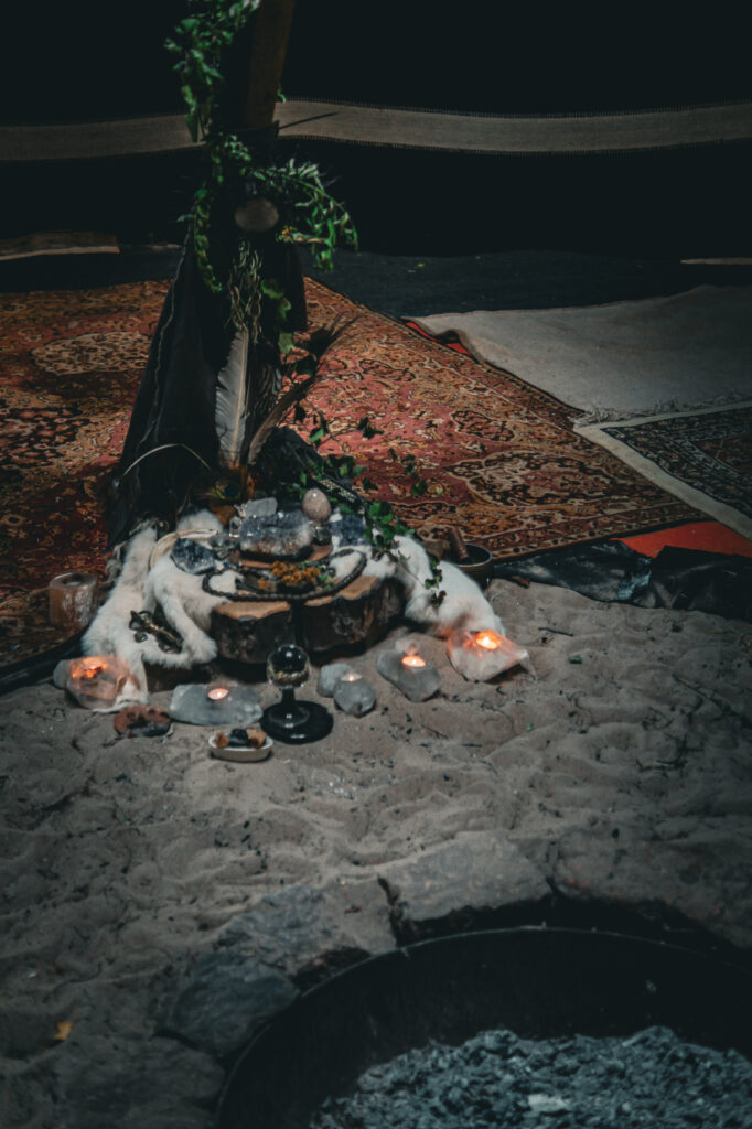 Cat & Cow Feuerjurte Altar