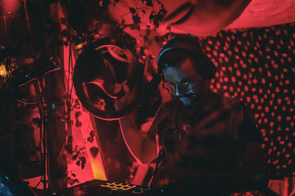 Cat & Cow Max Acta non verba